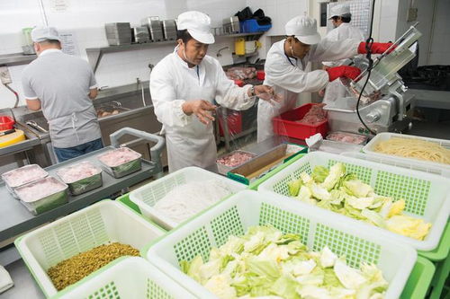 又大又红的番茄不要买 是打了催熟剂的 吃了会致癌 建议了解一下